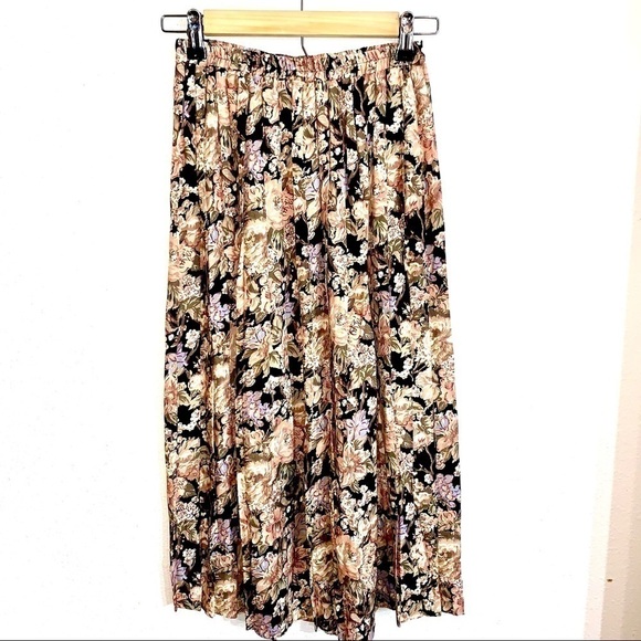 Jeffery & Dara Vintage Floral Lace Pearl Button Skirt Set - Picture 6 of 6